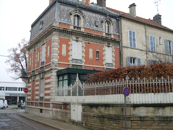  Immeuble en briques à l'angle du Boulevard Danton et de la rue de La Tour
